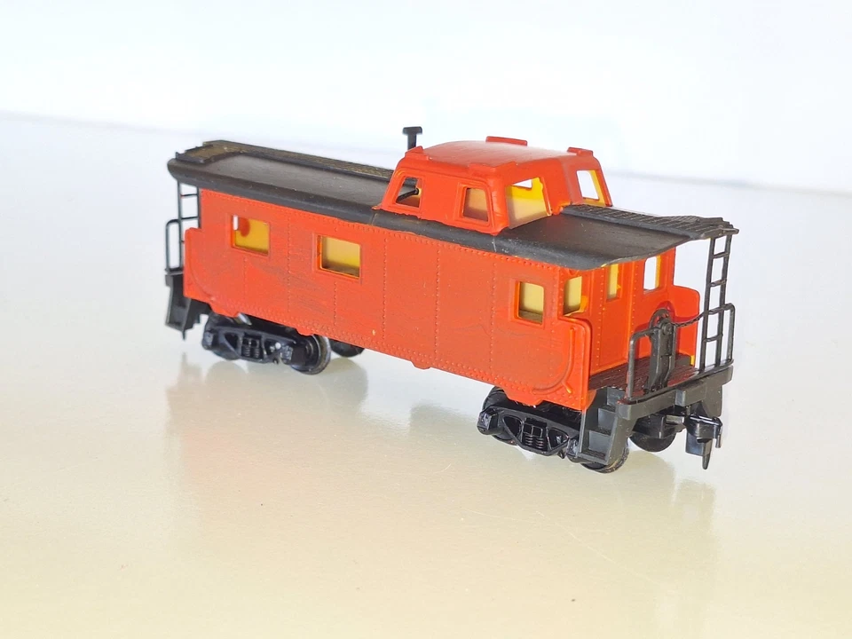 Tyco 327-15B Chattanooga Caboose. Painted. Fair cond. Part Boxed. HO scale - Image 3 of 4