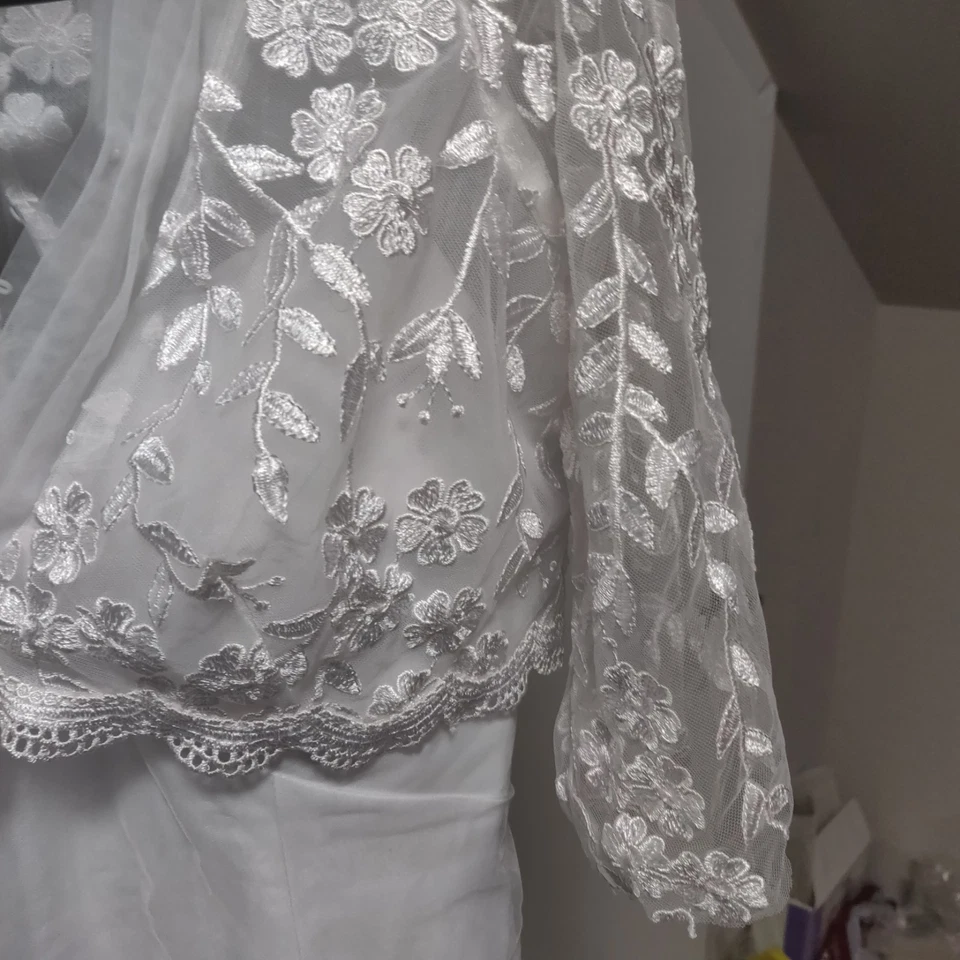 Vestido de novia largo blanco línea A bridas de junio con mangas bolero de encaje floral talla 6 Foto 2 de 4