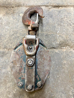 VINTAGE EASTERN BLOCK 18'' SNATCH BLOCK PULLEY WITH 5-1/2'' SWIVEL HOOK