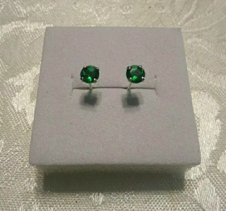 0.4 Ctw lab created round emerald Stud Earrings - image 1