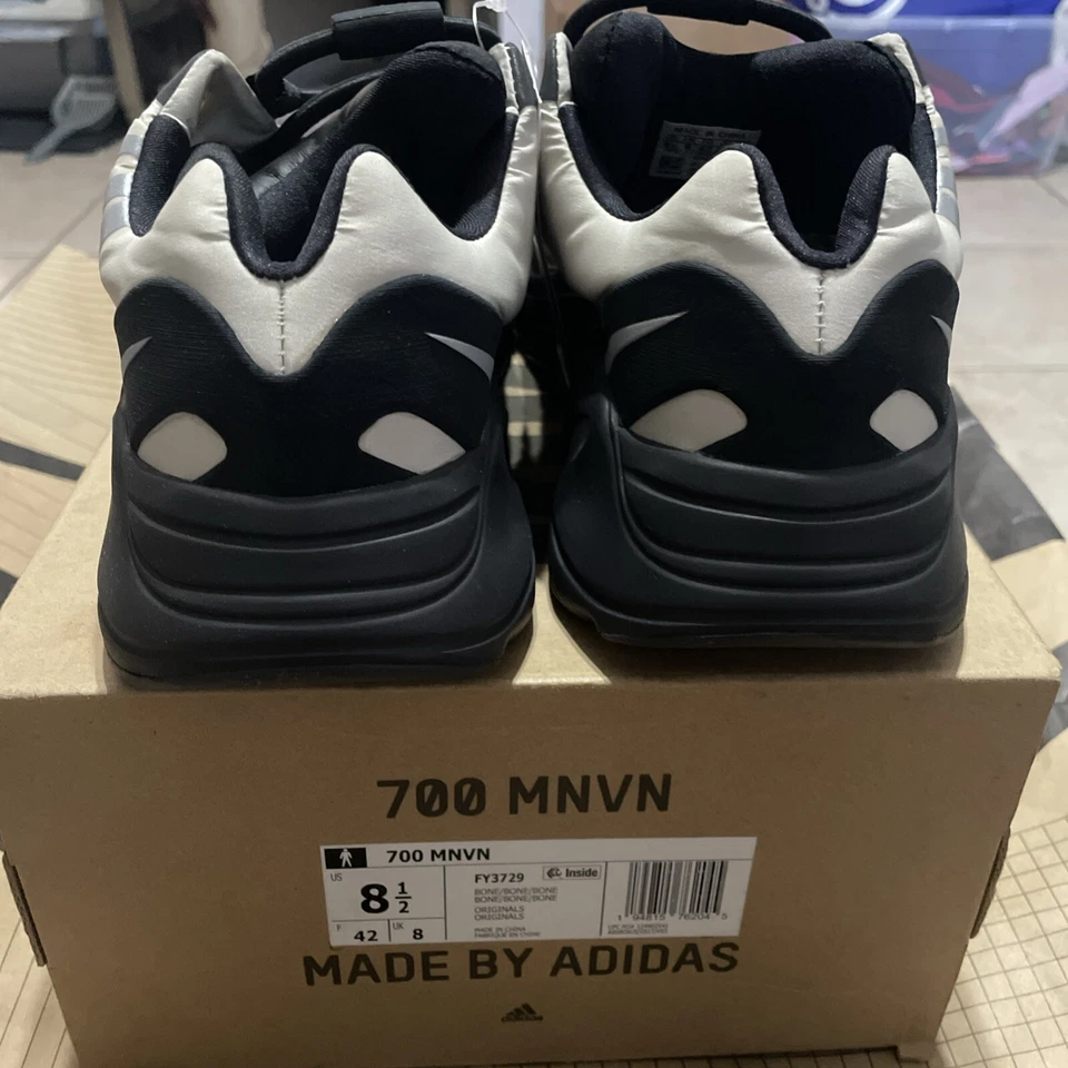 Talla 8.5 - Adidas Yeezy Boost 700 V1 MNVN Negro Foto 4 de 4
