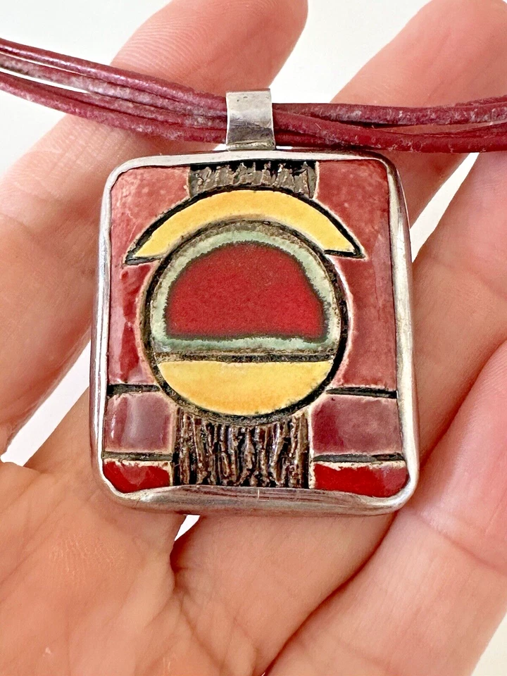 Collar Colgante Plata de Ley Cordón de Cuero Hecho por Artista Rojo Cerámica Geométrico Foto 4 de 4
