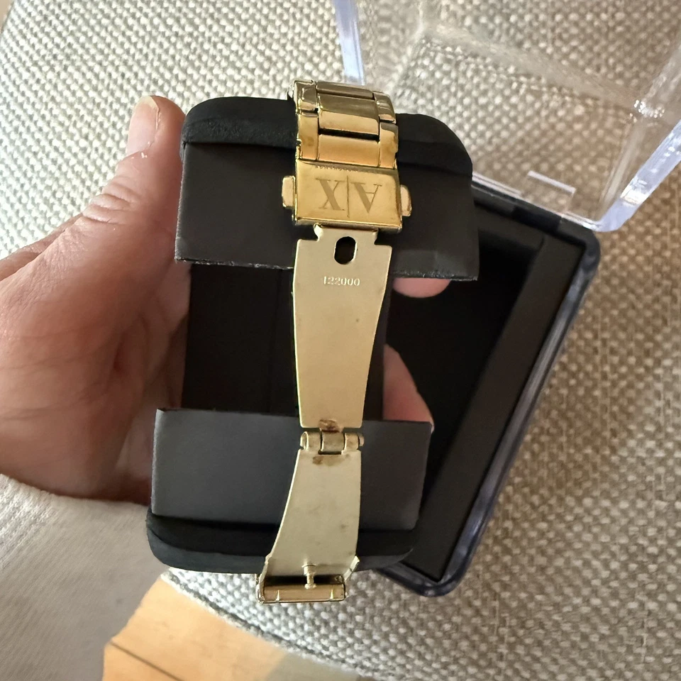 Pulseira de relógio feminina Armani Exchange dourada acolchoada banhada a íons AX5201: EXCELENTE ESTADO USADO - Imagem 3 de 4