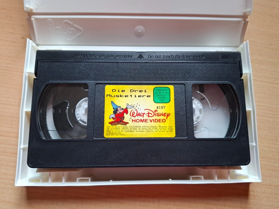 VHS Die Drei Musketiere mit Charlie Sheen Kiefer Sutherland Chris O'Donnell - Bild 2 von 4