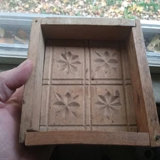 1890s SQUARE WOOD BUTTER MOLD BOX 4 FLOWERS PRINT DOVETAIL CORNERS BRASS CLASPS