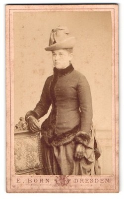 Fotografie E. Born, Dresden, Pragerstrasse 5, Portrait junge Dame in winterlich 