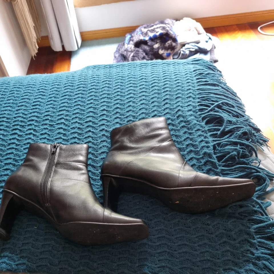 GIOVANNA Square Toe Black Leather Shoes Ankle Boots Heels Size 6 Like New S14 - image 4 of 4