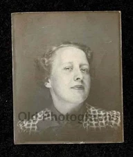 PHOTO BOOTH WOMAN LADY w/ATTITUDE GIVING THE LOOK OLD/VINTAGE PHOTO- G248