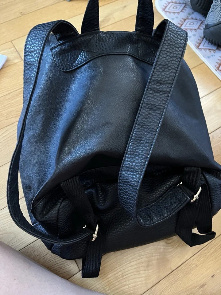 Mochila para mujer Rampage de imitación de cuero negra Foto 2 de 4