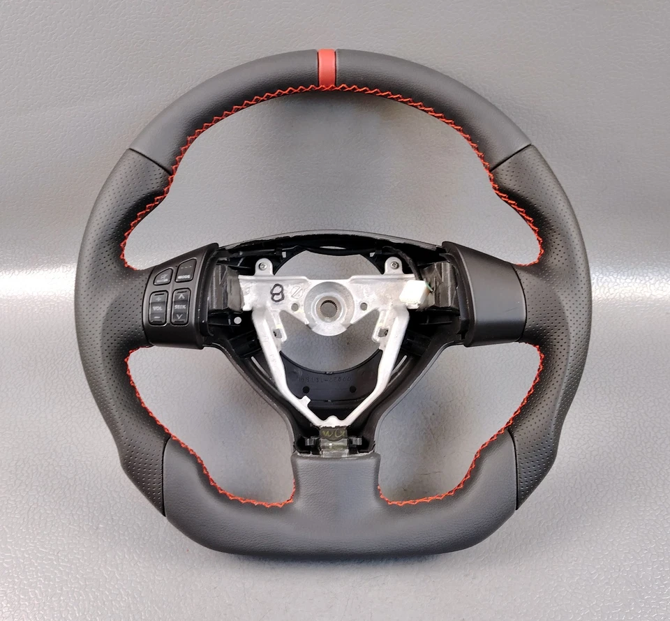 Volante SUZUKI SX4 FONDO PLANO PUNTADAS ROJAS CUERO PERFORADO Foto 3 de 4