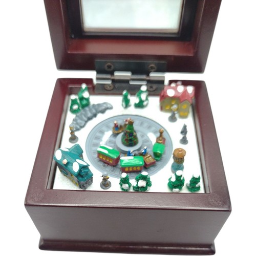 Mr Christmas Gold Label Karussell animierte Miniatur Spieluhr "Deck the Halls" - Bild 3 von 7