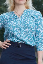 Blouse green in white flowers with three-quarter sleeves Fashionable NEW