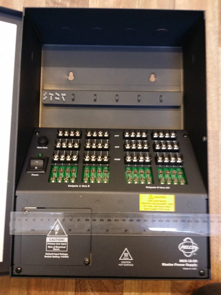 Cámara de fuente de alimentación Pelco MCS16-20 20A 16 salidas fusionadas 24 o 28VAC conmutable