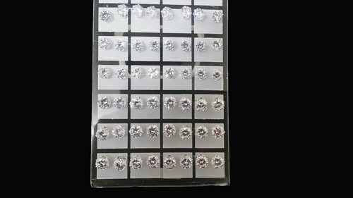 Nuovo lotto di 36 paia orecchini a perno zirconi rotondi trasparenti con espositore - Foto 6 di 6