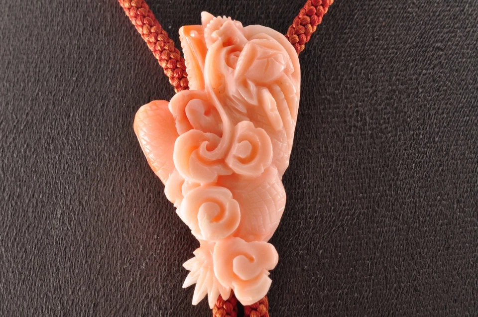 Certificación, Corbata Bolo Coral Piel Ángel Antigua, Estuche Tallado "Dragón" (89.5ct). Foto 3 de 4