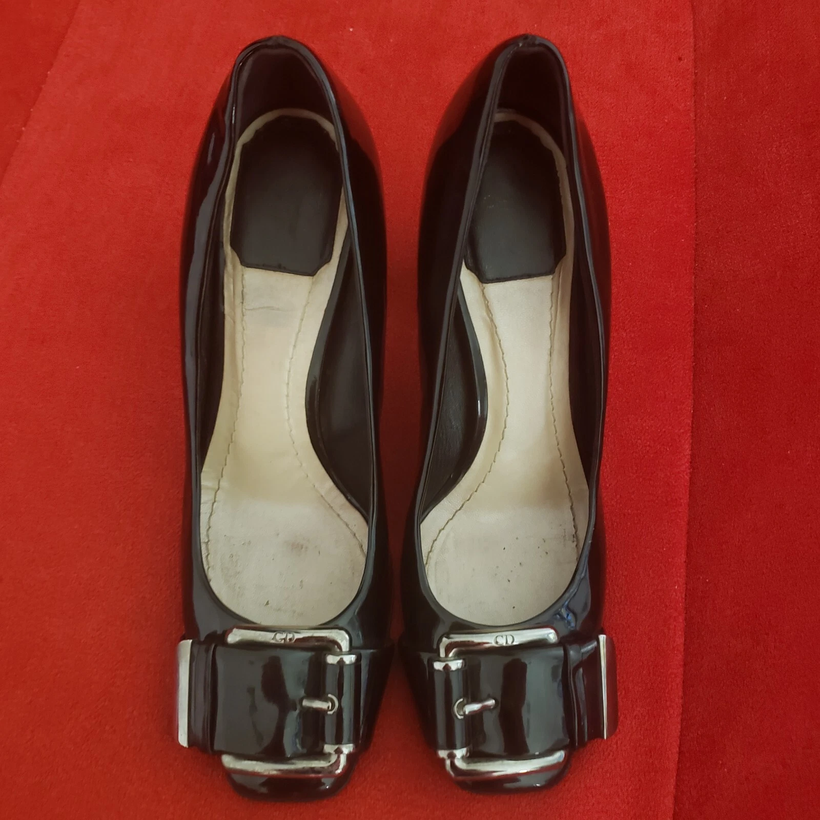 Chaussures de luxe Dior en cuir verni noir ornées de boucles talon haut pointure US 6,5