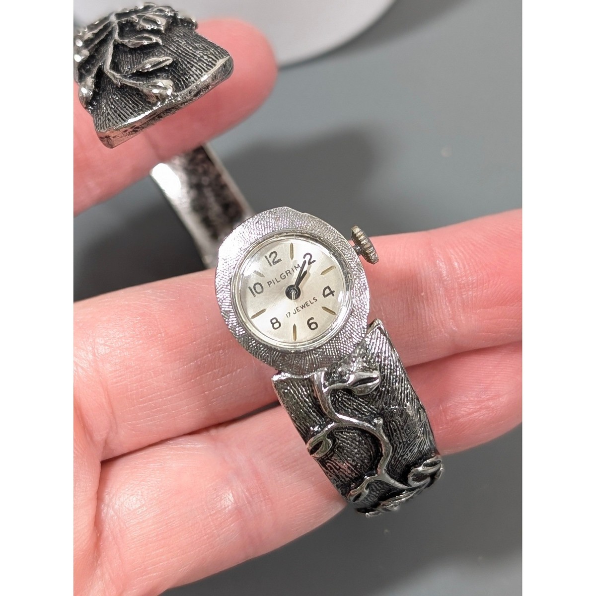 Vintage Pilgrim 17 Jewel Swiss Watch Hidden Face Vine Leaf  display picture 1
