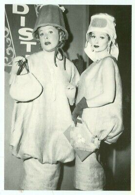 I LOVE LUCY-LUCY AND EDITH-BURLAP/BUCKET QUEENS--4"X6"- #52*