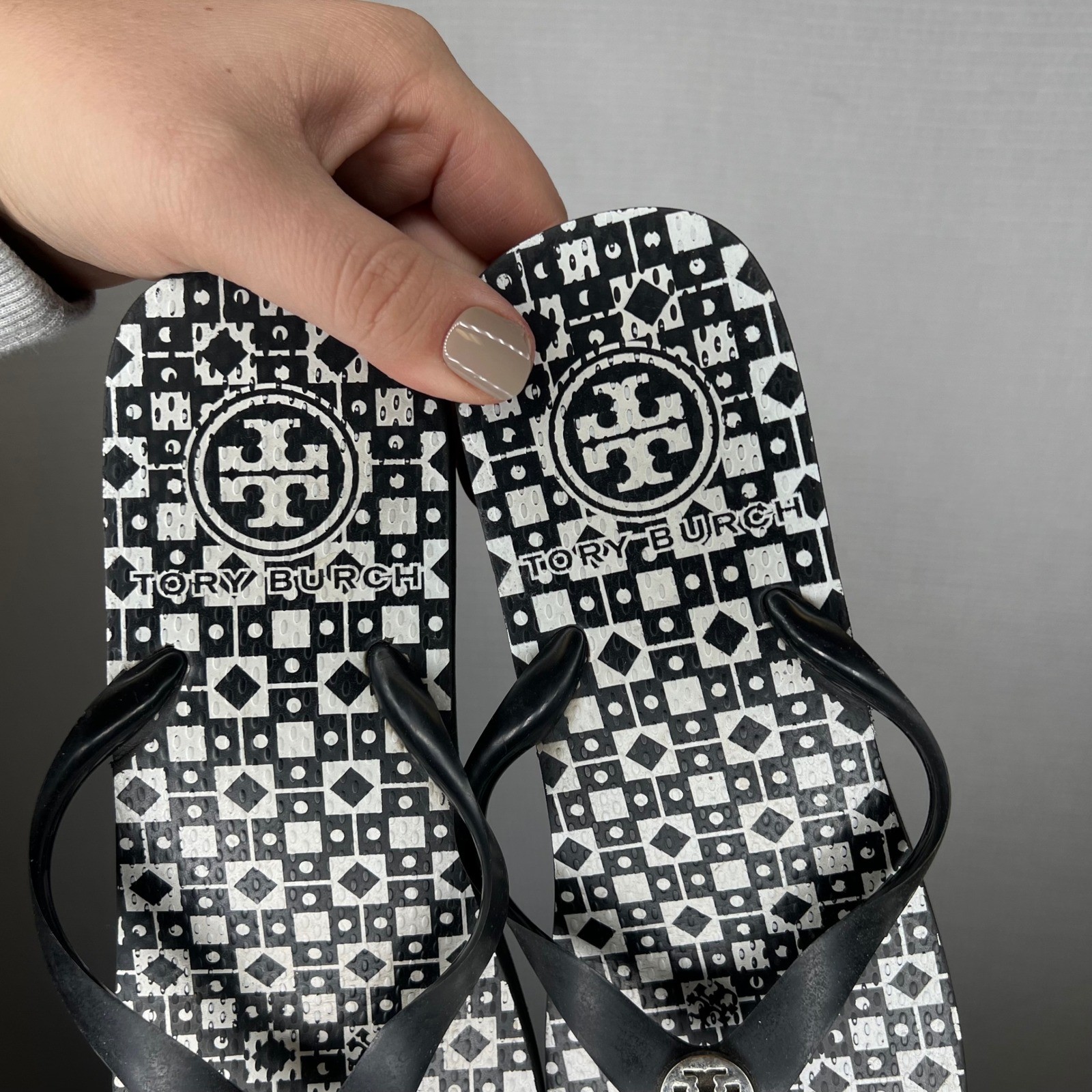 Tory Burch Black White Geometric Logo Wedge Flip Flop Sandals Women's thumbnail 4