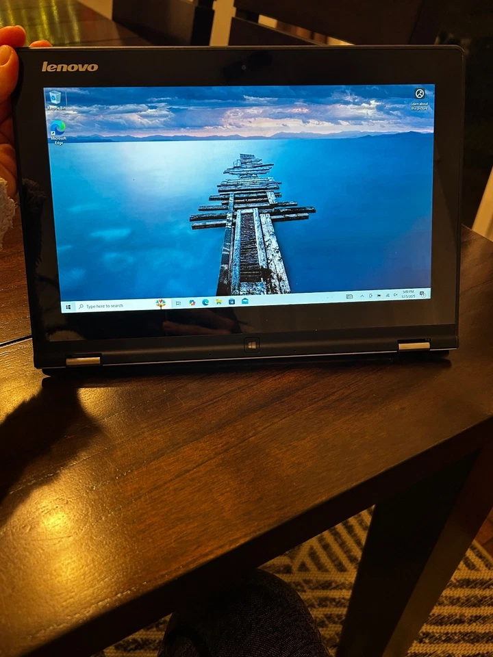 Lenovo Yoga Pantalla 2, 11 pulgadas (modelo #20428), plateada con funda y cargador  Foto 3 de 4