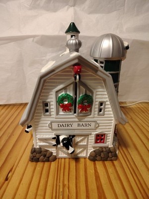 The Original Snow Village ''Dairy Barn''  Department 56 1993 with cord and light