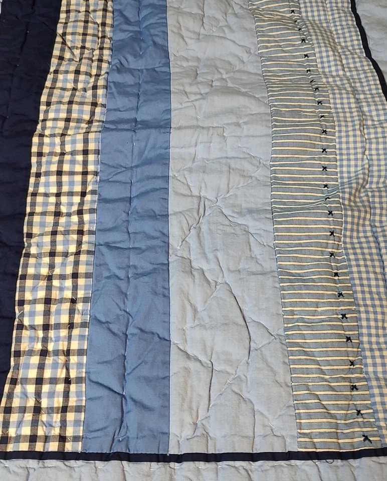 Almohada Pottery Barn para niños patrón de cuadros azul falso Foto 2 de 4