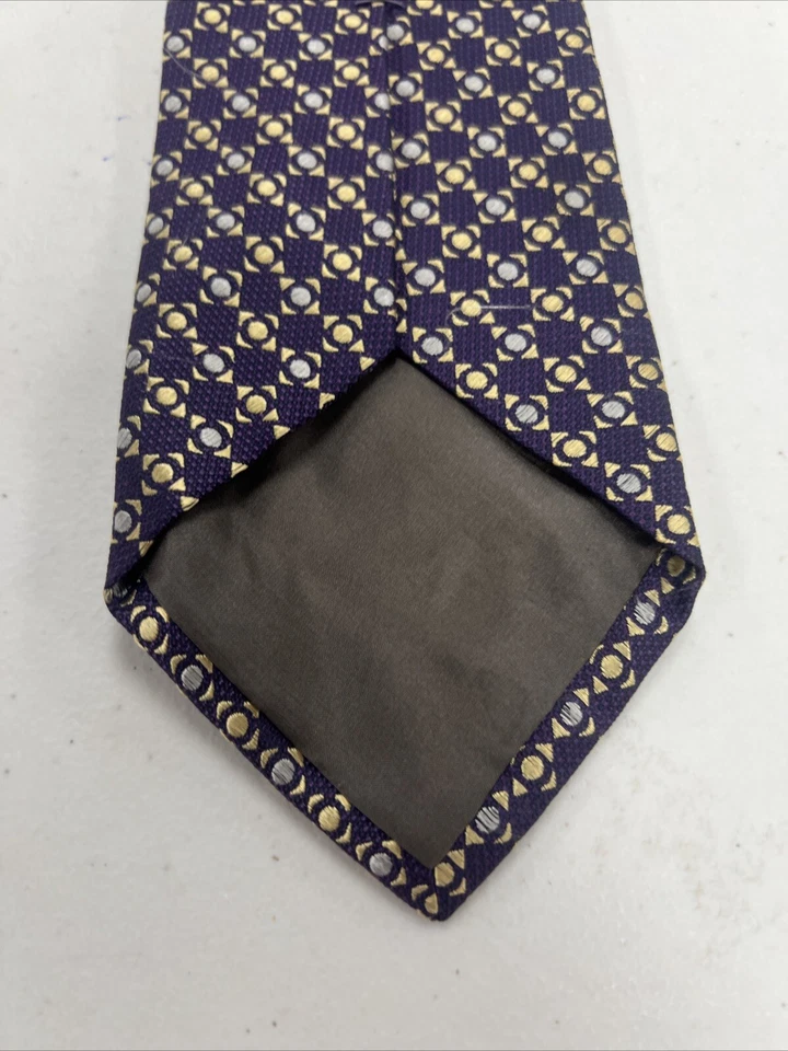 Corbata de cuello de seda geométrica púrpura y amarilla Charvet para hombre $395 Foto 3 de 4