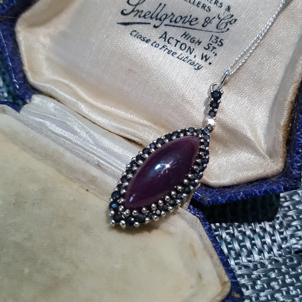 Collar Bernhard Conradt de plata de ley 925, rubí natural y zafiros negros Foto 3 de 4