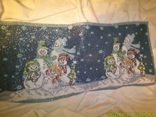 CHRISTMAS HOLIDAY SCENE TABLE RUNNER SNOW PEOPLE FAMILY SCENE