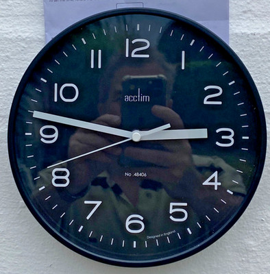Acctim schwarze runde Quarz Wanduhr Runwell 22613 - zerkratzte Box