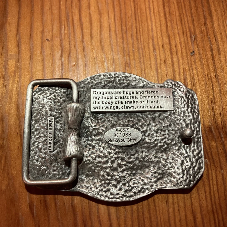 Hebilla de cinturón vintage de dragón chino de peltre Siskiyou 1988 Foto 2 de 4