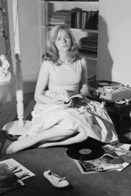 Englische Schauspielerin Susannah York spielt Schallplatten in ihrer Wohnung 4x6 Foto