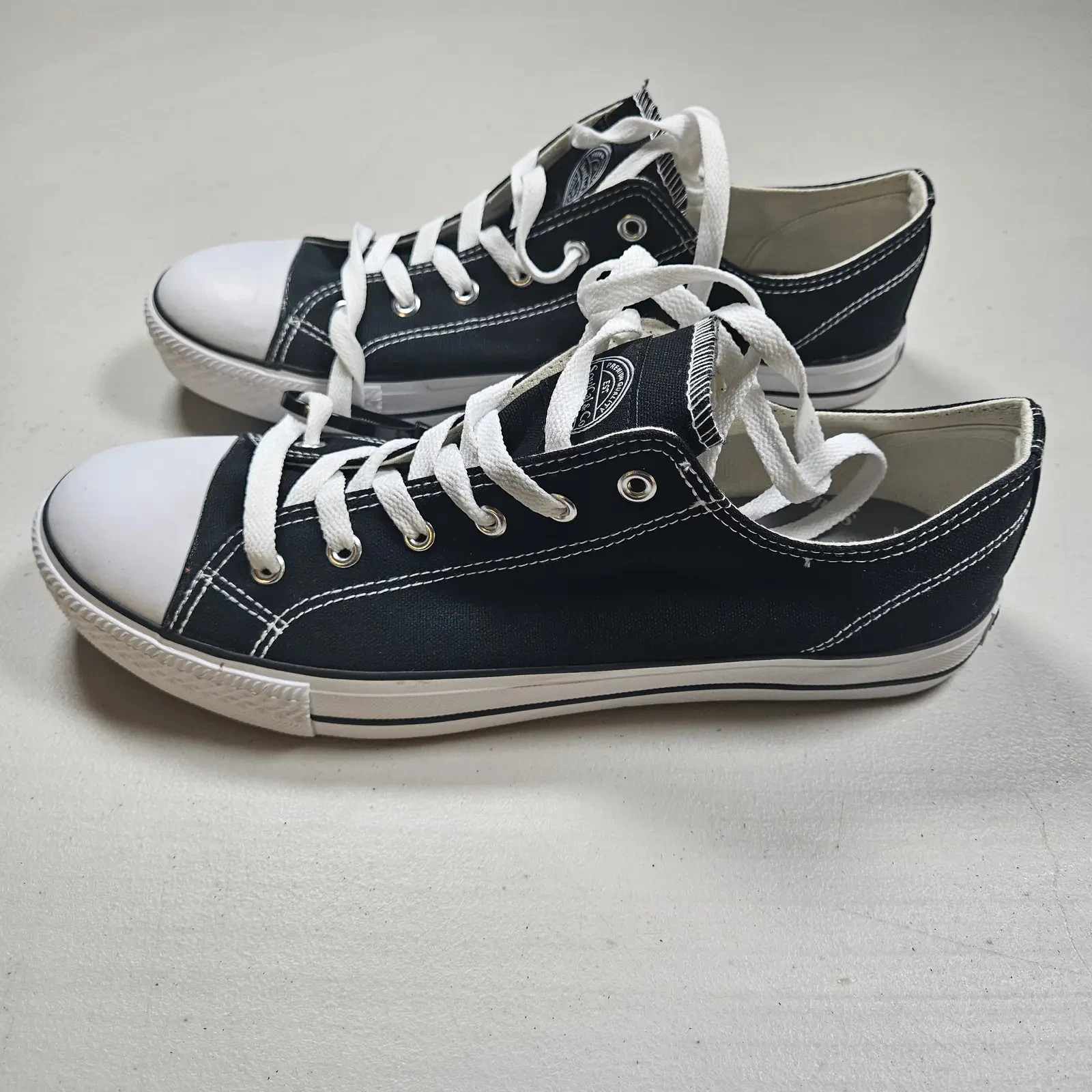 SoulCal Canvas Low Mens Trainers UK 10.5 EU 45.5 Black White Lace Up Shoes