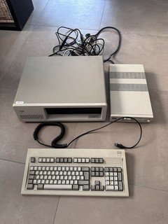 Ibm 5160 Mit Tastatur Und Ibm 4869 Floppy Disk Drive