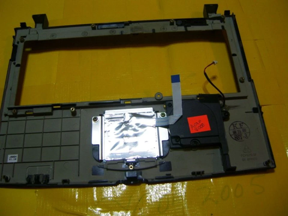 Compaq Aero 8000 Palmrest +TouchPad & Speakers - Image 3 of 3