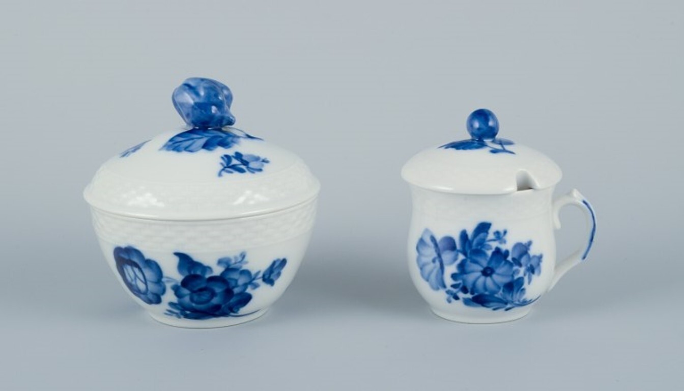 Flor azul Royal Copenhagen trenzada. Azúcar de porcelana y taza de caldo.