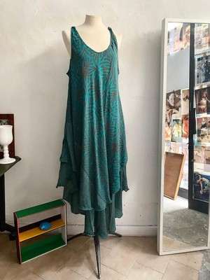 Fashion Ibizaa Seidenkleid grün gemustert, Ausschnitt, asymmetrischer Schnitt