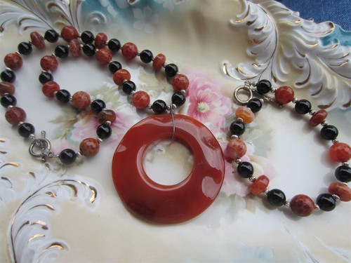 polished AGATE CARNELIAN ? ONYX Open Circle Pendant Bead Necklace & Bracelet SET