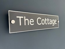 Insegna Casa in Metallo (Varie Misure) Fissaggi Visibili o Nascosti. Bianco o nero.