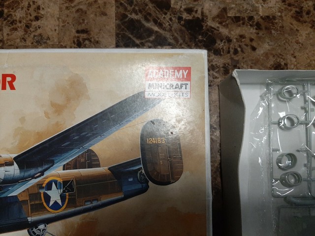 ACADEMY/MINICRAFT #1692 B-24D Liberator 1/72 - Maquette Avion Militaire