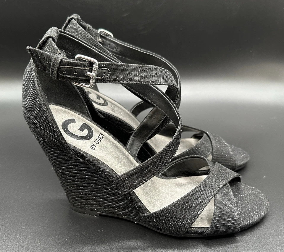 Sandalias G By Guess GG Harpee Negras Brillo Tirantes Formales Punta Abierta 7.5 Usadas en Excelente Condición Foto 2 de 4