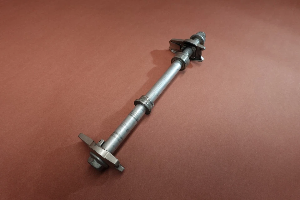 Llanta trasera Kawasaki ER650 ER-6N 2009-2011 eje trasero pivote perno Foto 2 de 4