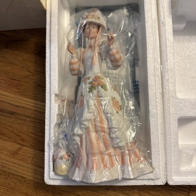 VINTAGE MRS. P.F.E. ALBEE PRESIDENT'S CLUB AWARD 1993 FULL FIGURINE W /MINI fig