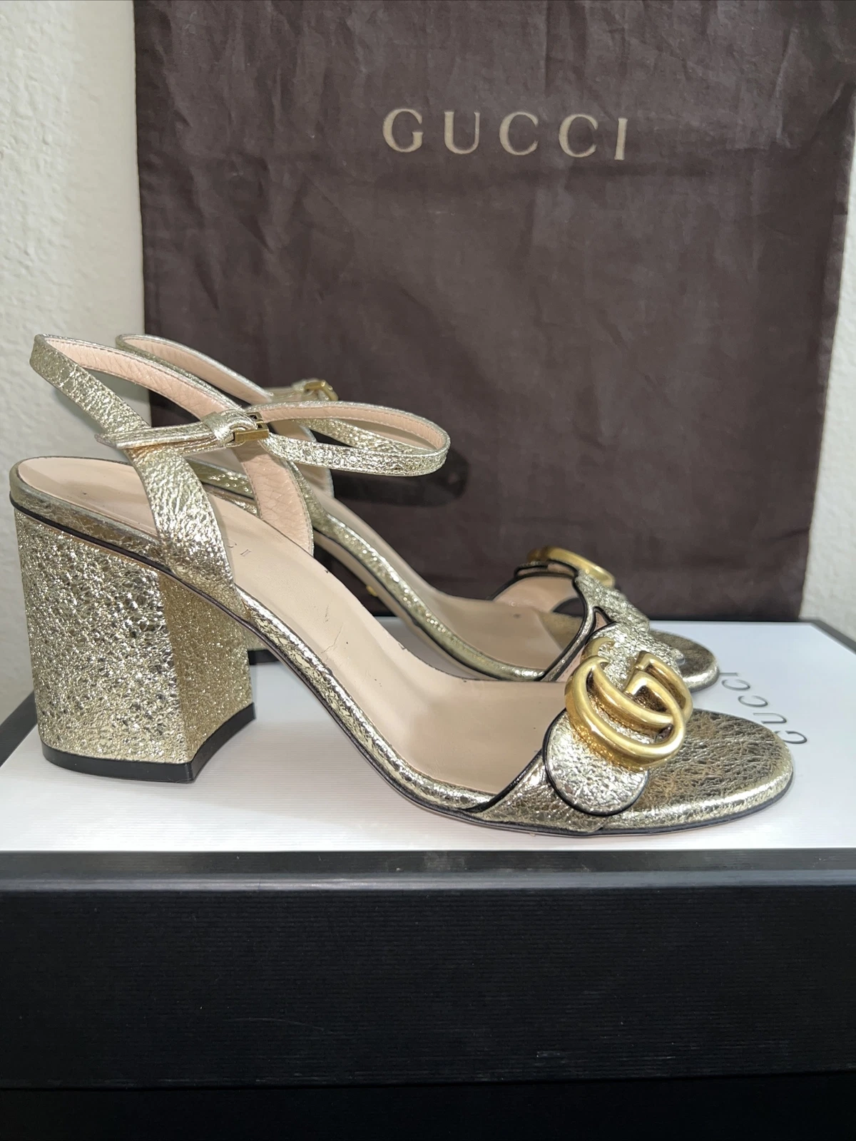Sandale double talon intermédiaire en cuir stratifié métallique sexy GUCCI taille 6 américaine, avec boîte.