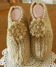 HAND KNITTED WOMAN LADY SLIPPERS "CUTE" SIZE - X LARGE 11 - 13 w/DAISY NEW