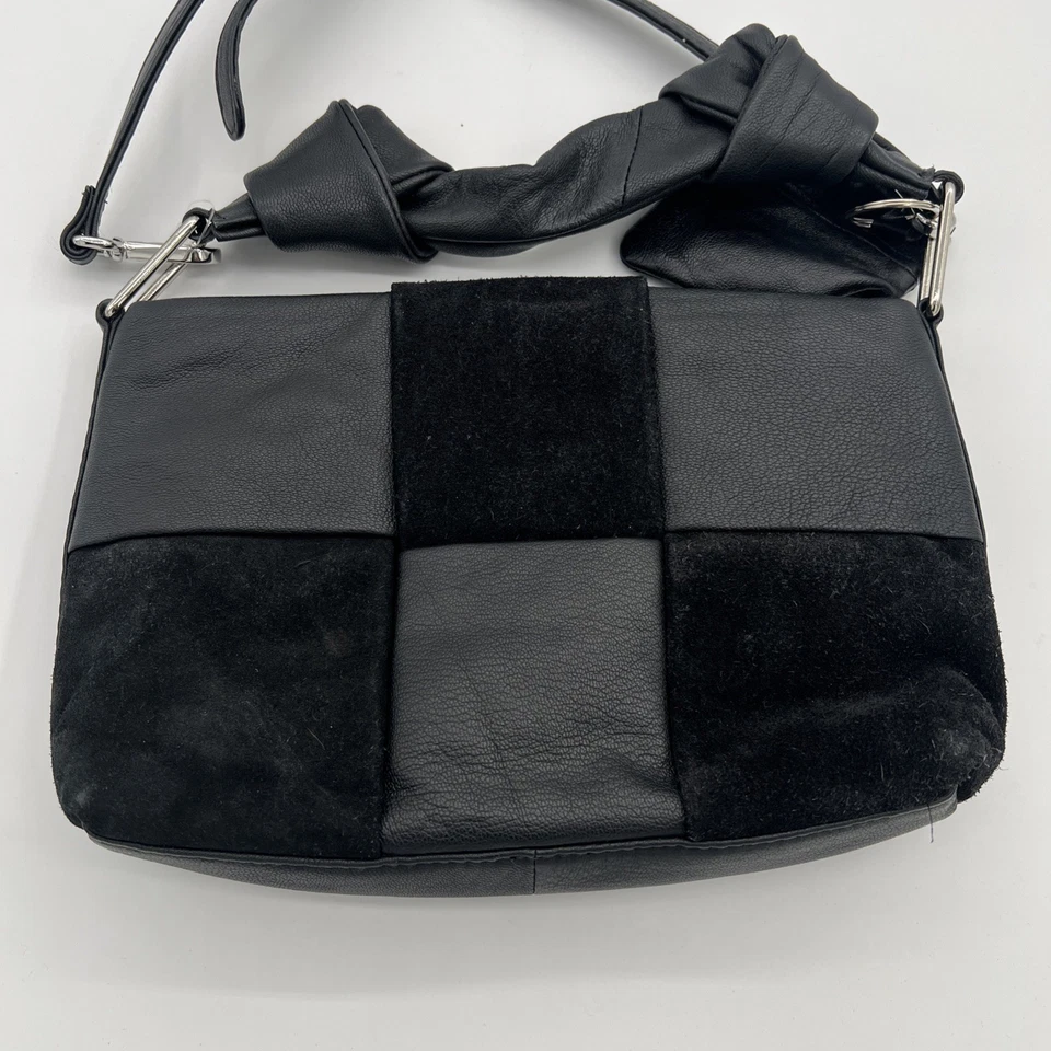 Bolso de mano tejido de cuero y gamuza negro con asa superior anudada de ASOS DESIGN Foto 4 de 4