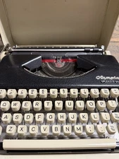 Olympia Splendid 66. Uncommon British Keyboard. Working Portable Typewriter.