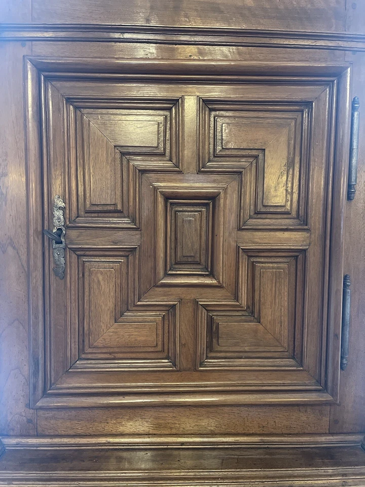 Louis XIII Walnut Meuble a Deux Corps principios del siglo XVIII Foto 4 de 4