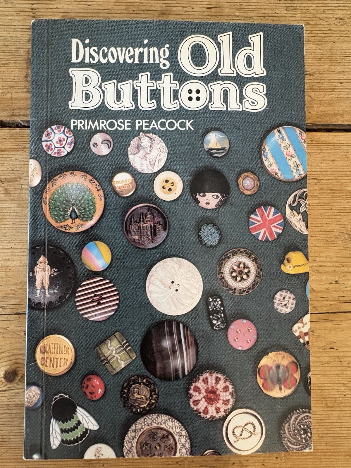 Discovering Old Buttons: No. 213 (Shire Discovering) - Peacock, Primrose