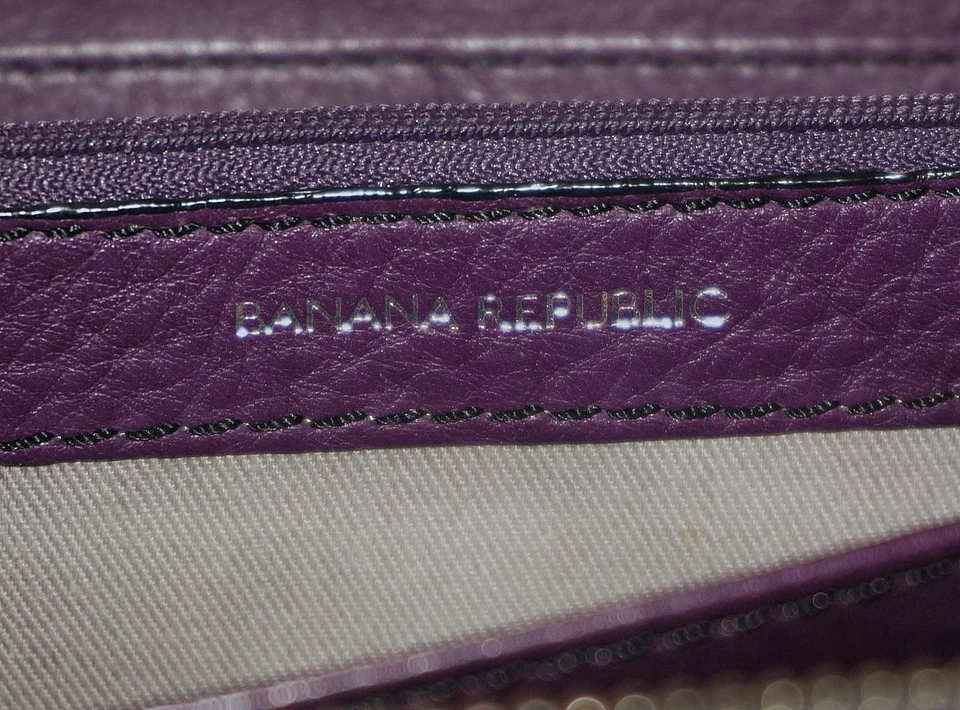 Cartera BANANA REPUBLIC de cuero púrpura profundo con cremallera 4x7 Foto 4 de 4